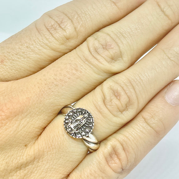 Round Guadalupe Charm Twisted Band Ring